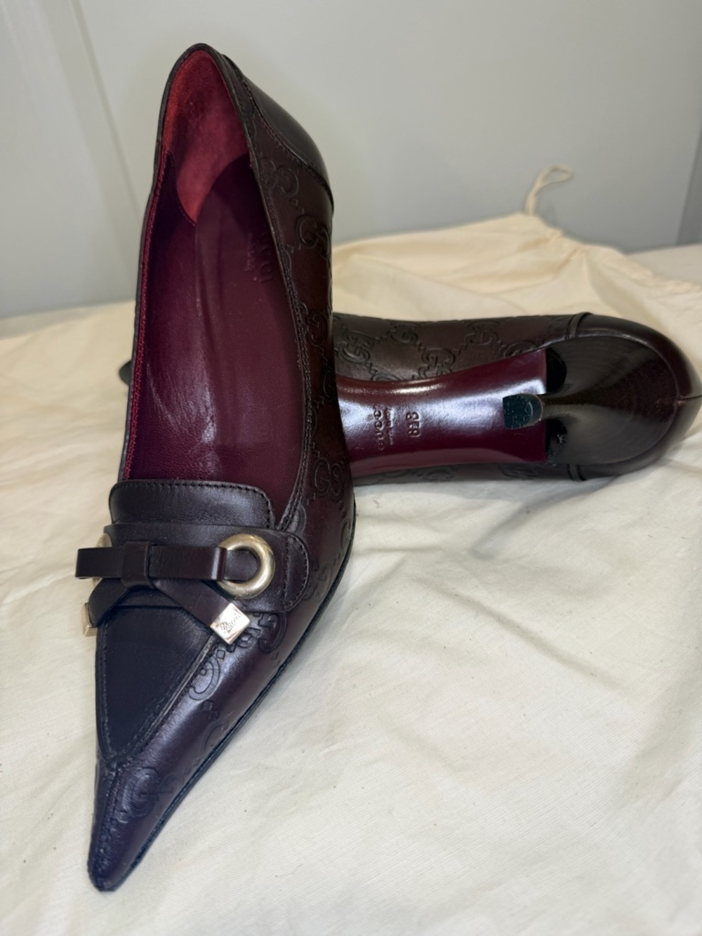 Gucci Women's Dark Brown Pointed-Toe Leather Flats with Gold Hardware - Picture 4 of 5